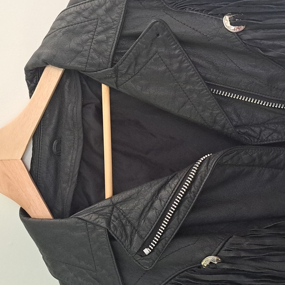 Vintage women's black leather fringe motorcycle jacket - Picture 7 of 9